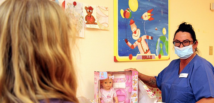 Geteilter Wunsch, doppelte Freude: Mädchen schenkt Kinderstation des Helios Klinikums Pirna zwei Babypuppen