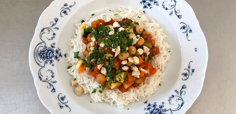 Linsen-Chili mit Reis auf Teller
